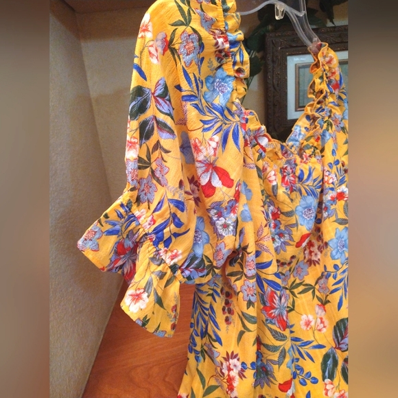 Colorful Yellow Floral Pattern Off or On the Shoulder Large Blouse - Picture 3 of 4